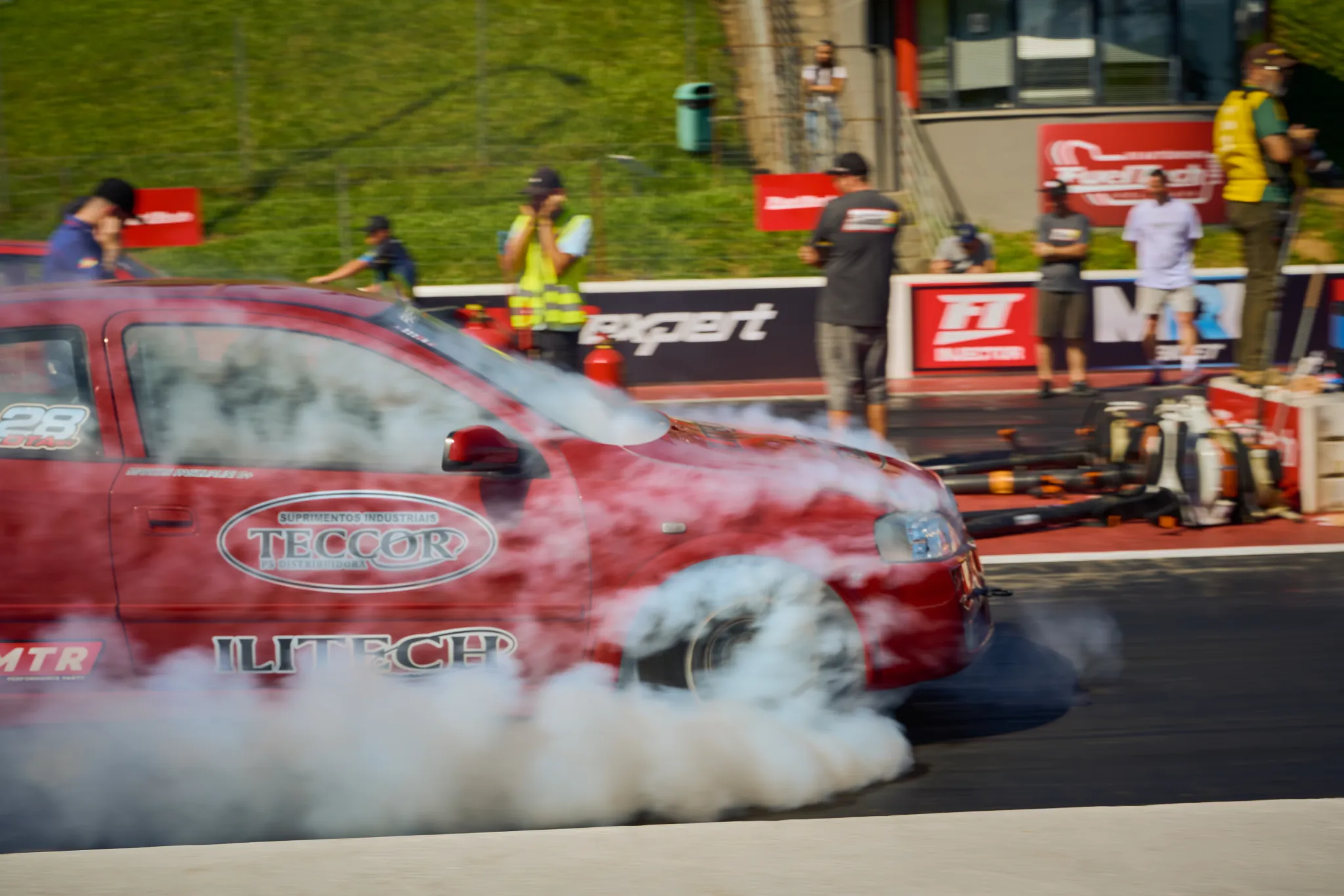Carro de arrancada em burnout no Autódromo FuelTech Velopark
