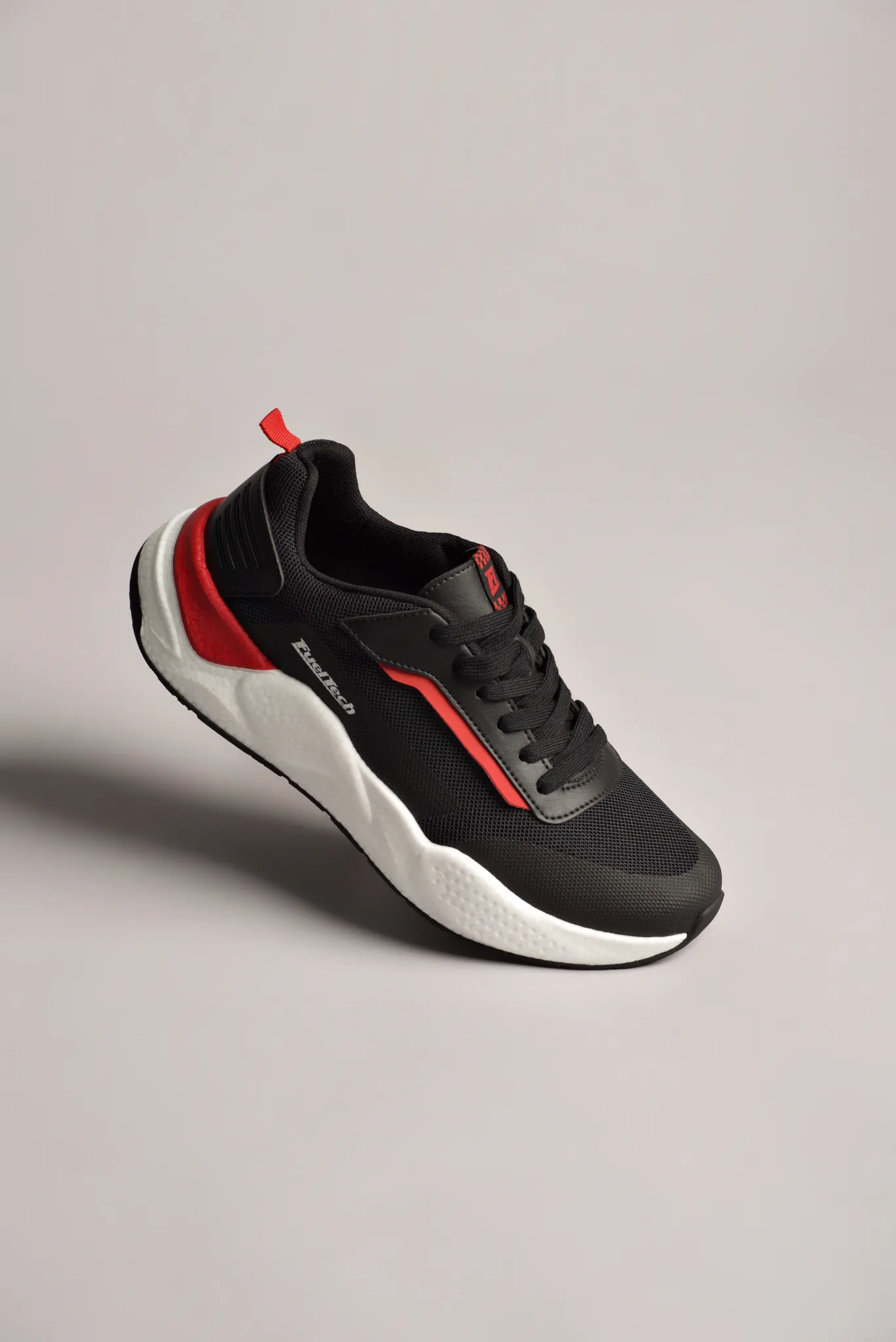 Tênis da collab FuelTech + BR Sport de perfil